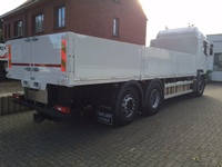 Open laadbak met meeneemheftruck